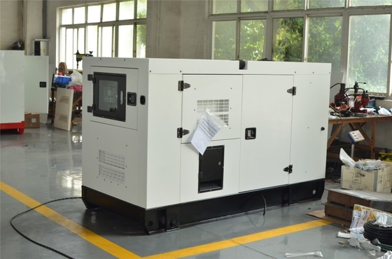 50/60HZ ध्वनिरोधी कमिंस डीजल जनरेटर सेट कारखाने में चार्ज करने के लिए साइलेंट प्रकार